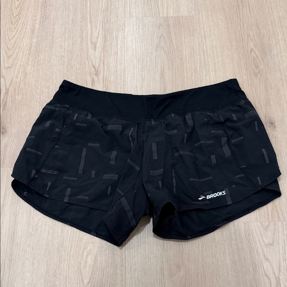Brooks Pants - Brooks Large Women's Black Patterned Athletic Shorts